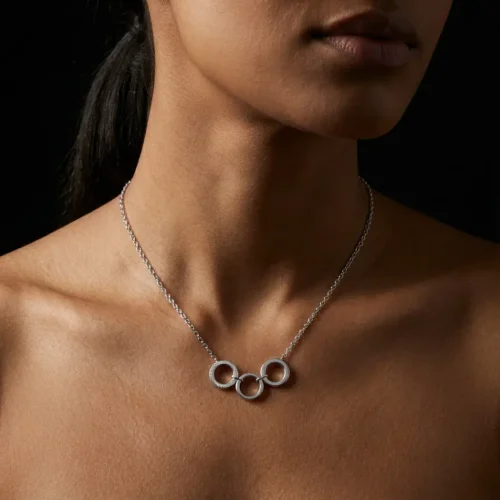 Collier trois cercles entrelacés en argent 925 rhodié avec zircons portés par femme marocaine - Bijouterie Scoobijou Maroc