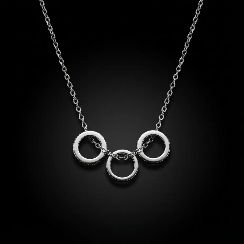 Collier trois cercles entrelacés en argent 925 rhodié avec zircons portés par femme marocaine - Bijouterie Scoobijou Maroc