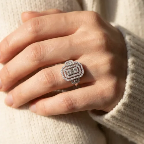 Bague cocktail art déco rectangulaire en argent 925 rhodié pavée de zircons baguette et ronds sur monture halo - Bijouterie Scoobijou Maroc