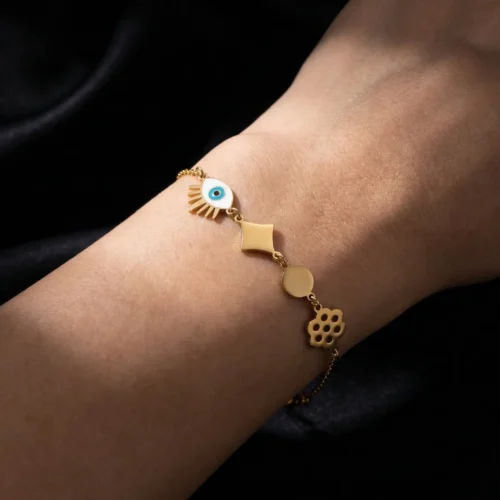 Bracelet élégant en acier inoxydable doré pour femme avec charms œil ScooBijou Détail du bracelet talisman en acier résistant à l'eau idéal pour cadeau au Maroc Bijoux de luxe abordable femme bracelet à breloques or ScooBijou Casablanca