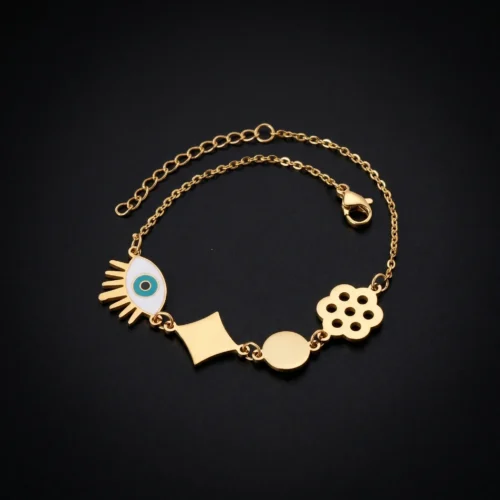 Bracelet élégant en acier inoxydable doré pour femme avec charms œil ScooBijou Détail du bracelet talisman en acier résistant à l'eau idéal pour cadeau au Maroc Bijoux de luxe abordable femme bracelet à breloques or ScooBijou Casablanca