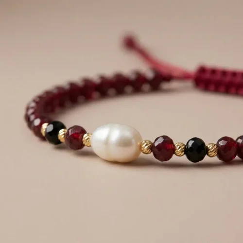Bracelet en perles "Jouher" avec émeraude synthétique, pierre rouge et Or 18K | سوار من لؤلؤ الجوهر الحر مع الزمرد وحجر أحمر وذهب عيار 18