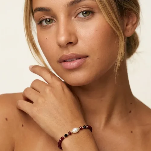 Bracelet en perles "Jouher" avec émeraude synthétique, pierre rouge et Or 18K | سوار من لؤلؤ الجوهر الحر مع الزمرد وحجر أحمر وذهب عيار 18