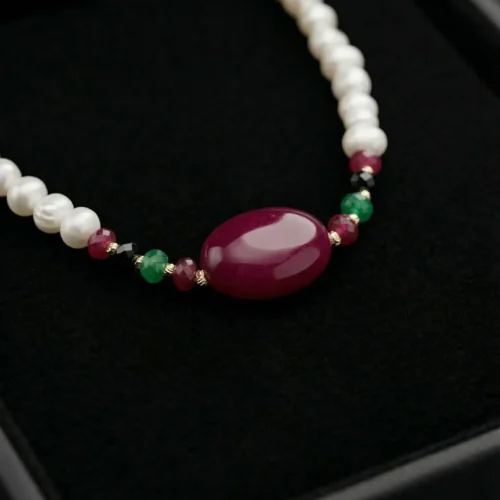 Collier perles d'eau douce naturelles جوهر حر, boules Or 18K, rubis et émeraudes synthétiques – Collection Sultana – Orjouane.com Maroc