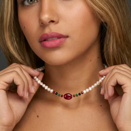 Collier perles d'eau douce naturelles جوهر حر, boules Or 18K, rubis et émeraudes synthétiques – Collection Sultana – Orjouane.com Maroc