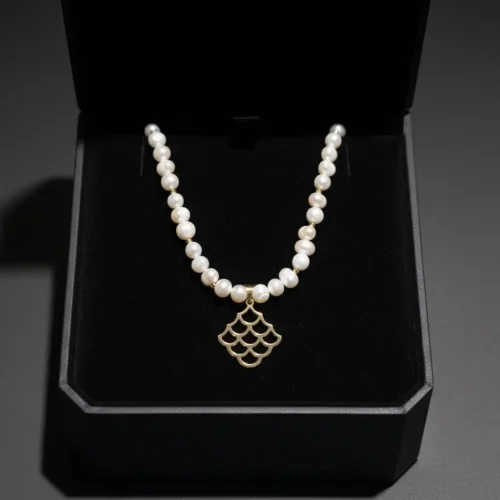 Collier classique en véritables perles Jouher orné d'un pendentif géométrique style Moucharabieh en or 18 carats, dans un écrin noir luxueux ScooBijou.