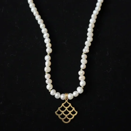 Collier classique en véritables perles Jouher orné d'un pendentif géométrique style Moucharabieh en or 18 carats, dans un écrin noir luxueux ScooBijou.