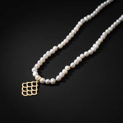 Collier classique en véritables perles Jouher orné d'un pendentif géométrique style Moucharabieh en or 18 carats, dans un écrin noir luxueux ScooBijou.