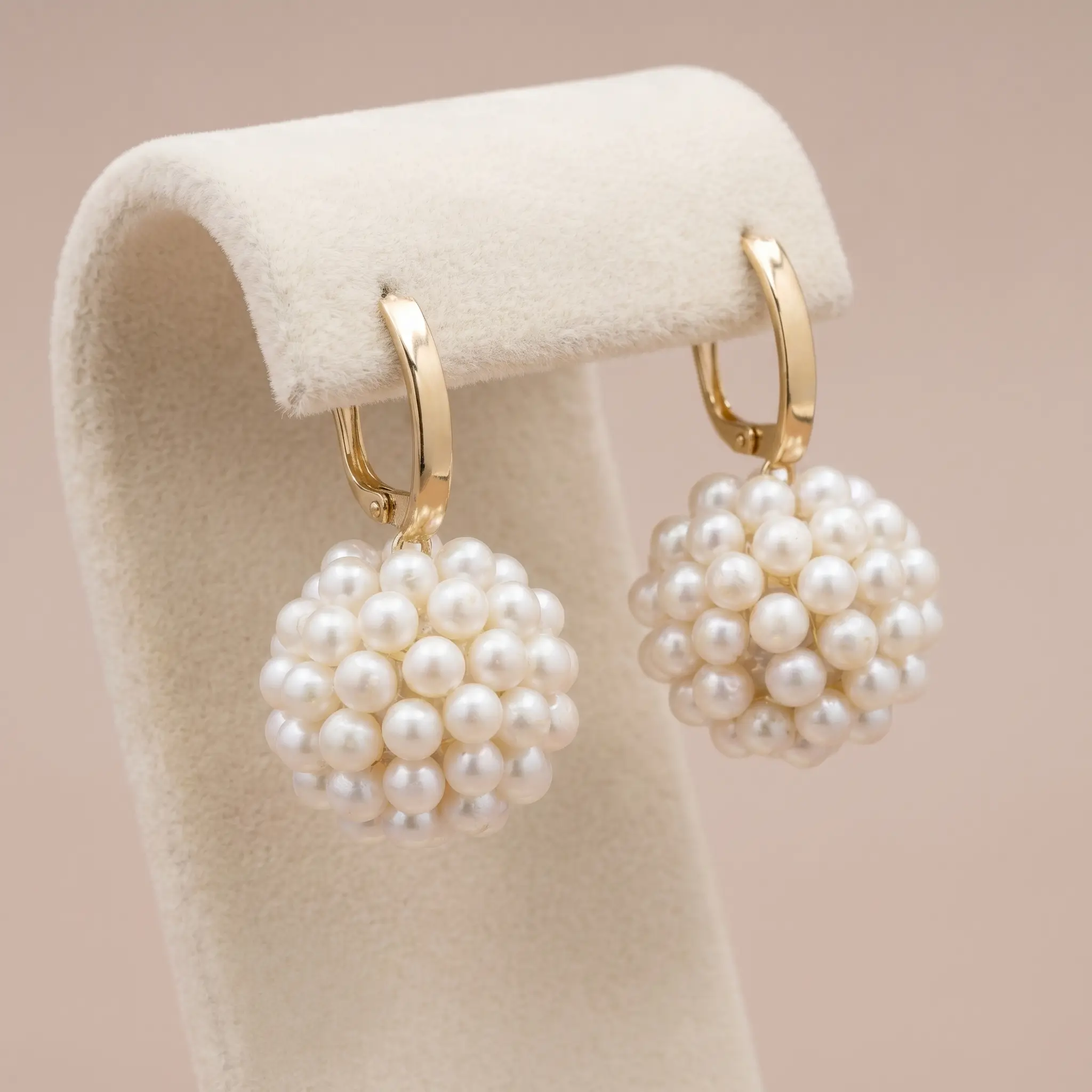 Boucles d'oreilles sphériques en véritables perles d'eau douce et or jaune 18K par ScooBijou