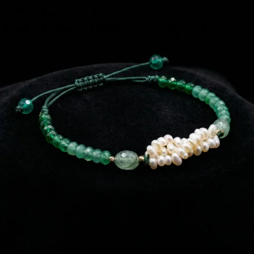 Bracelet ajustable en macramé avec pierres vertes facettées et véritables perles d'eau douce Joher par ScooBijou