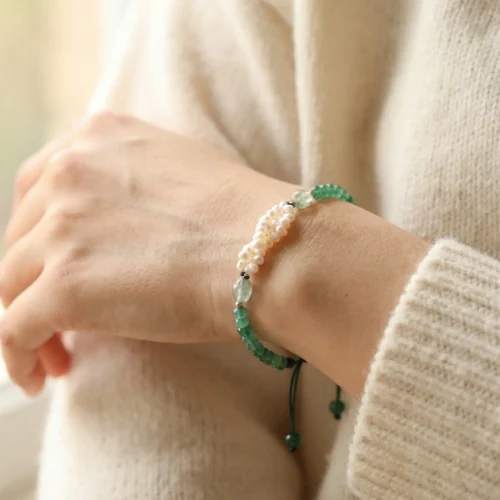Bracelet ajustable en macramé avec pierres vertes facettées et véritables perles d'eau douce Joher par ScooBijou