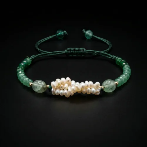 Bracelet ajustable en macramé avec pierres vertes facettées et véritables perles d'eau douce Joher par ScooBijou