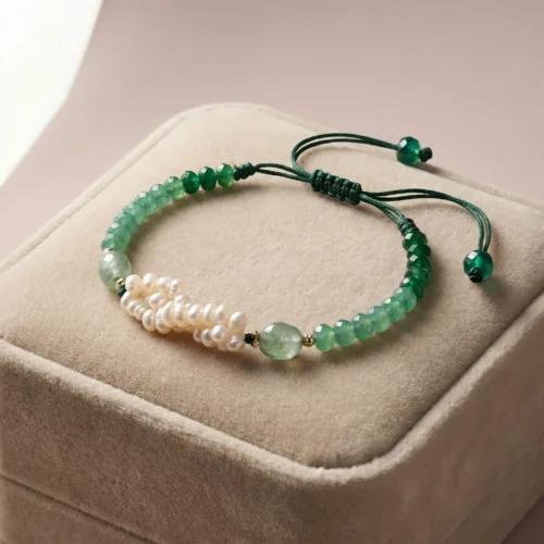 Bracelet ajustable en macramé avec pierres vertes facettées et véritables perles d'eau douce Joher par ScooBijou