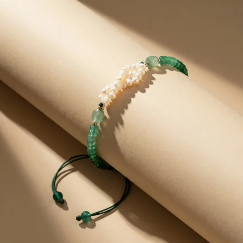 Bracelet ajustable en macramé avec pierres vertes facettées et véritables perles d'eau douce Joher par ScooBijou