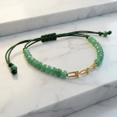 Bracelet ajustable moderne avec maillon central en or 18K et perles d'émeraude synthétique par ScooBijou