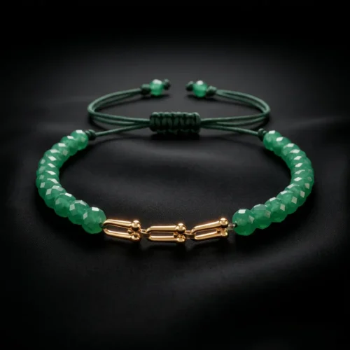 Bracelet ajustable moderne avec maillon central en or 18K et perles d'émeraude synthétique par ScooBijou