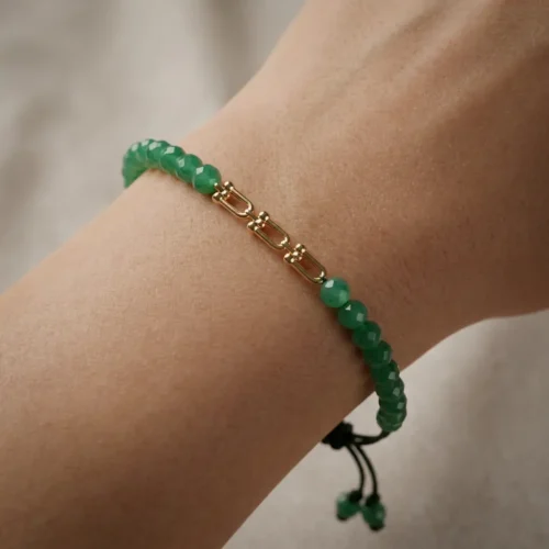 Bracelet ajustable moderne avec maillon central en or 18K et perles d'émeraude synthétique par ScooBijou