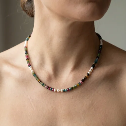 Collier ras-de-cou en perles d'eau douce Joher, pierres colorées et or 18K par ScooBijou
