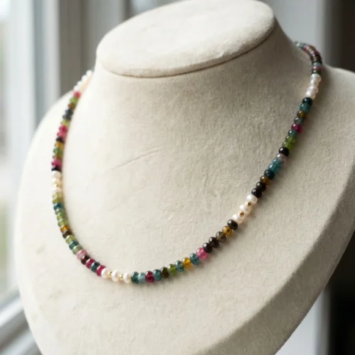 Collier ras-de-cou en perles d'eau douce Joher, pierres colorées et or 18K par ScooBijou