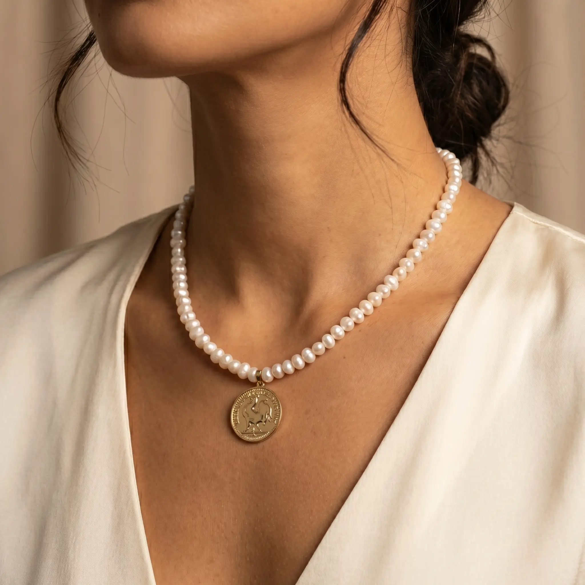 Collier ras-de-cou avec pendentif médaillon en or 18K et véritables perles d'eau douce Joher par ScooBijou