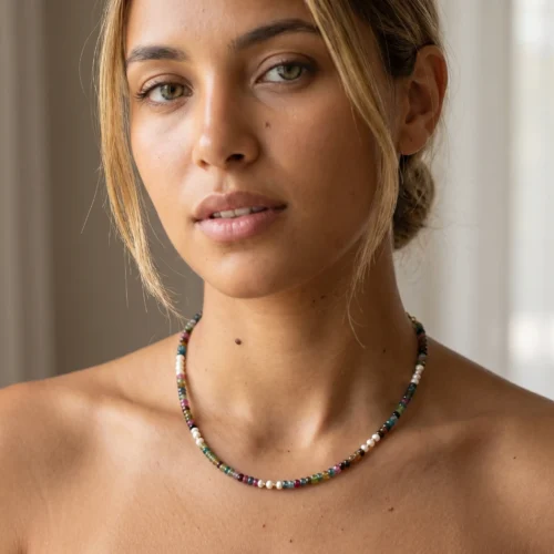 Collier ras-de-cou en perles d'eau douce Joher, pierres colorées et or 18K par ScooBijou
