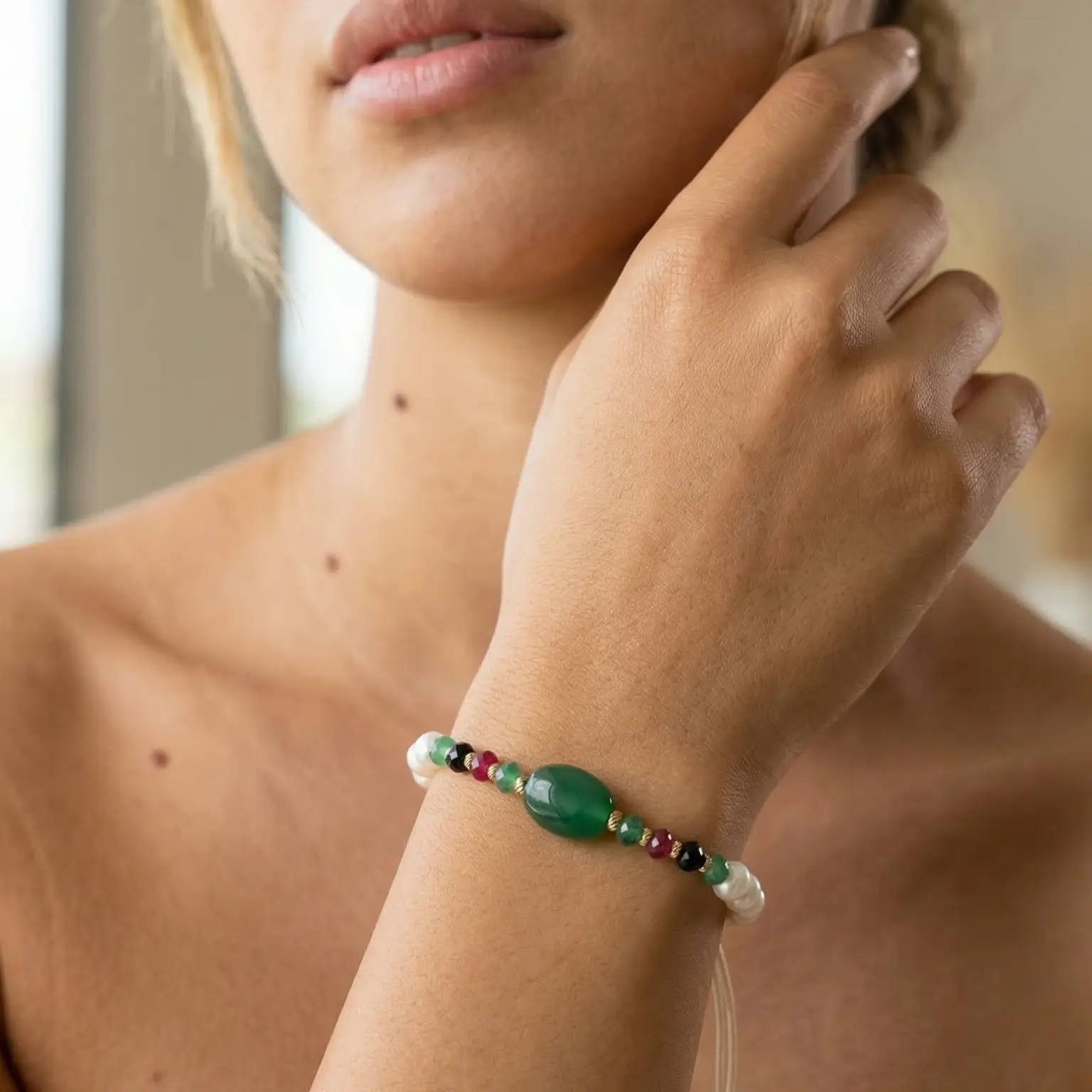 Bracelet ajustable sur cordon blanc avec perles d'eau douce جوهر حر, pierres multicolores, boules en or 18k et pierre centrale verte au Maroc.
