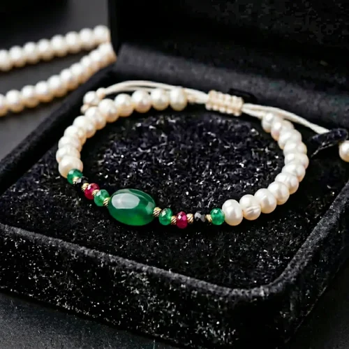 Bracelet ajustable sur cordon blanc avec perles d'eau douce جوهر حر, pierres multicolores, boules en or 18k et pierre centrale verte au Maroc.