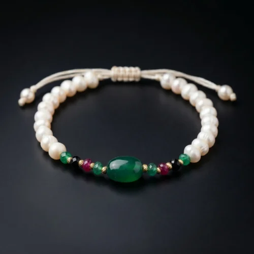 Bracelet ajustable sur cordon blanc avec perles d'eau douce جوهر حر, pierres multicolores, boules en or 18k et pierre centrale verte au Maroc.