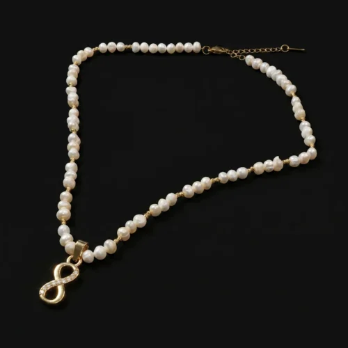 Collier perles d'eau douce جوهر حر, pendentif infini en acier inoxydable et détails en plaqué or, ajustable au Maroc.