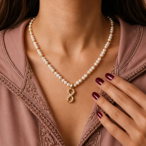 Collier perles d'eau douce جوهر حر, pendentif infini en acier inoxydable et détails en plaqué or, ajustable au Maroc.