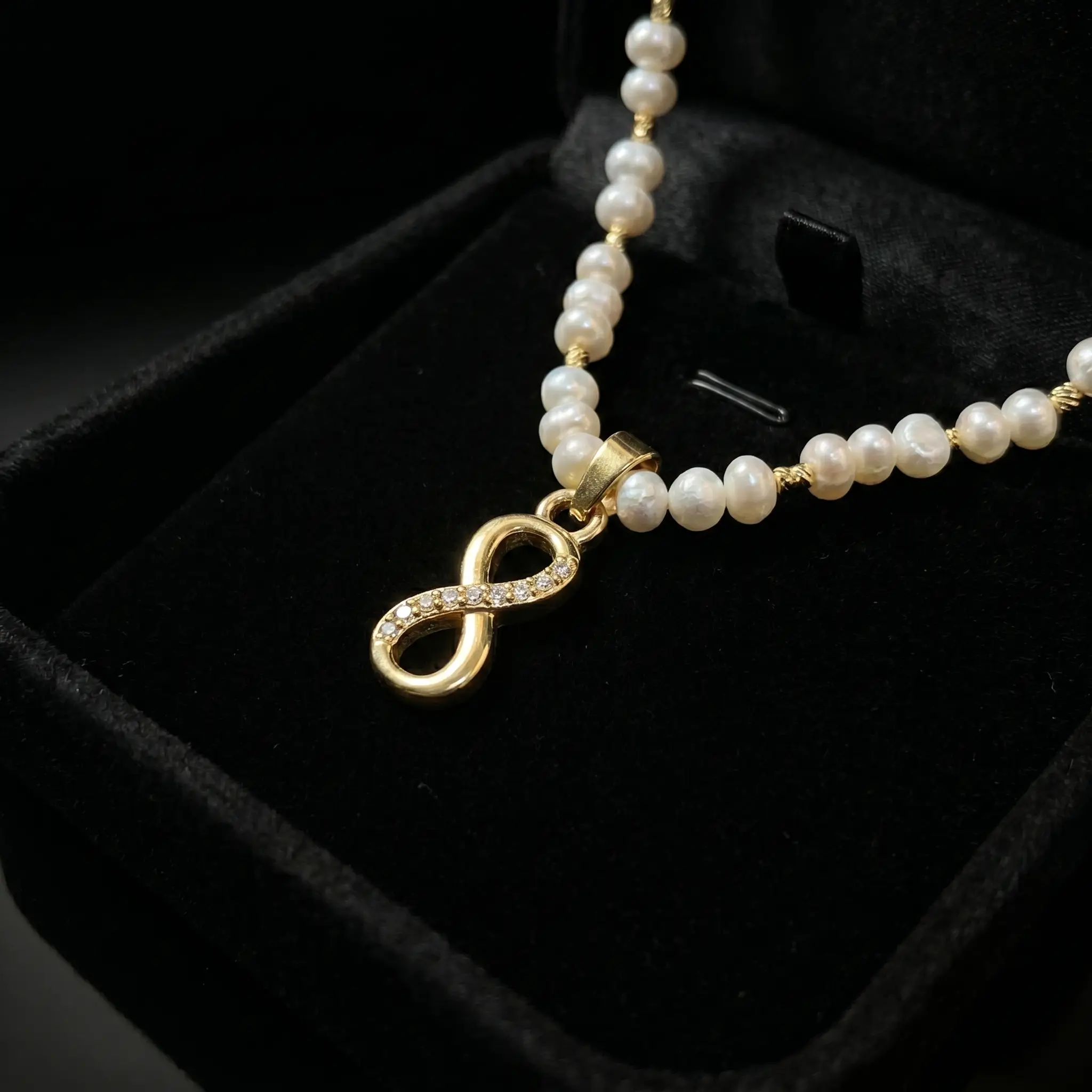 Collier perles d'eau douce جوهر حر, pendentif infini en acier inoxydable et détails en plaqué or, ajustable au Maroc.