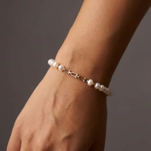 Bracelet ajustable sur cordon blanc avec maillon central style Tiffany en or massif 18k et perles d'eau douce جوهر حر au Maroc.