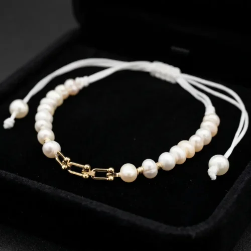 Bracelet ajustable sur cordon blanc avec maillon central style Tiffany en or massif 18k et perles d'eau douce جوهر حر au Maroc.