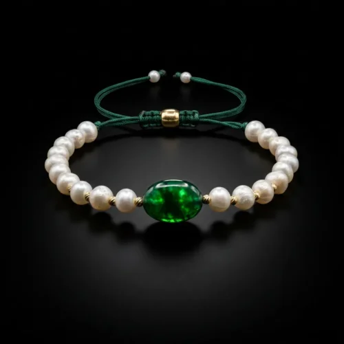 Bracelet ajustable sur cordon vert avec perles d'eau douce جوهر حر, boules en or 18k et pierre centrale verte au Maroc.