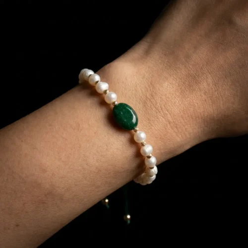 Bracelet ajustable sur cordon vert avec perles d'eau douce جوهر حر, boules en or 18k et pierre centrale verte au Maroc.