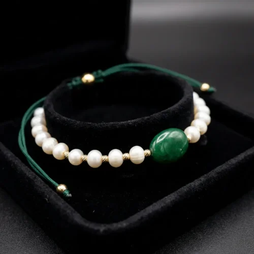 Bracelet ajustable sur cordon vert avec perles d'eau douce جوهر حر, boules en or 18k et pierre centrale verte au Maroc.