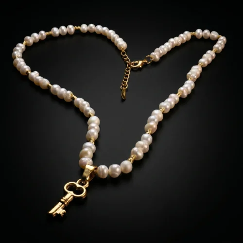 Collier avec pendentif clé en acier inoxydable, perles d'eau douce جوهر حر et détails en plaqué or, ajustable de 5cm, inspiré de l'histoire du Maroc.