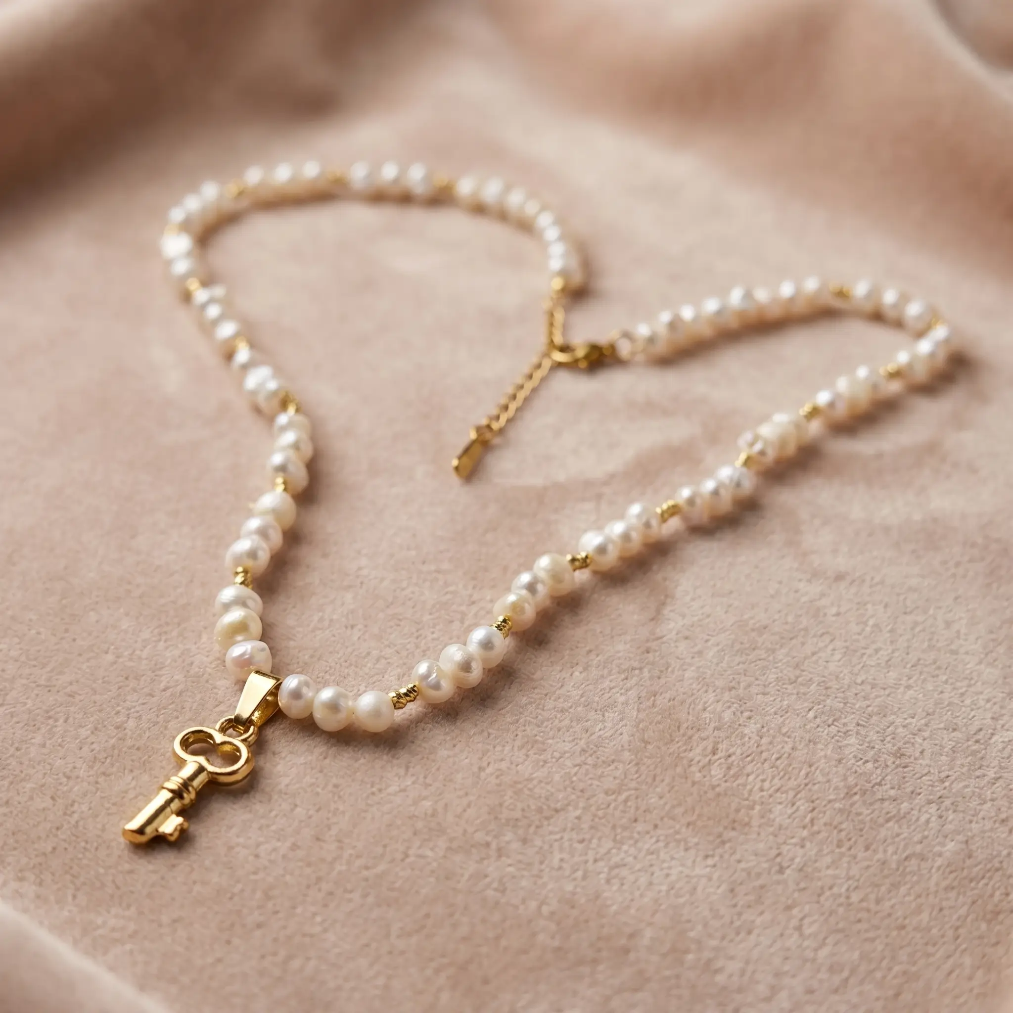 Collier avec pendentif clé en acier inoxydable, perles d'eau douce جوهر حر et détails en plaqué or, ajustable de 5cm, inspiré de l'histoire du Maroc.