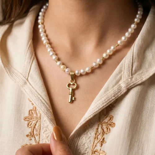 Collier avec pendentif clé en acier inoxydable, perles d'eau douce جوهر حر et détails en plaqué or, ajustable de 5cm, inspiré de l'histoire du Maroc.