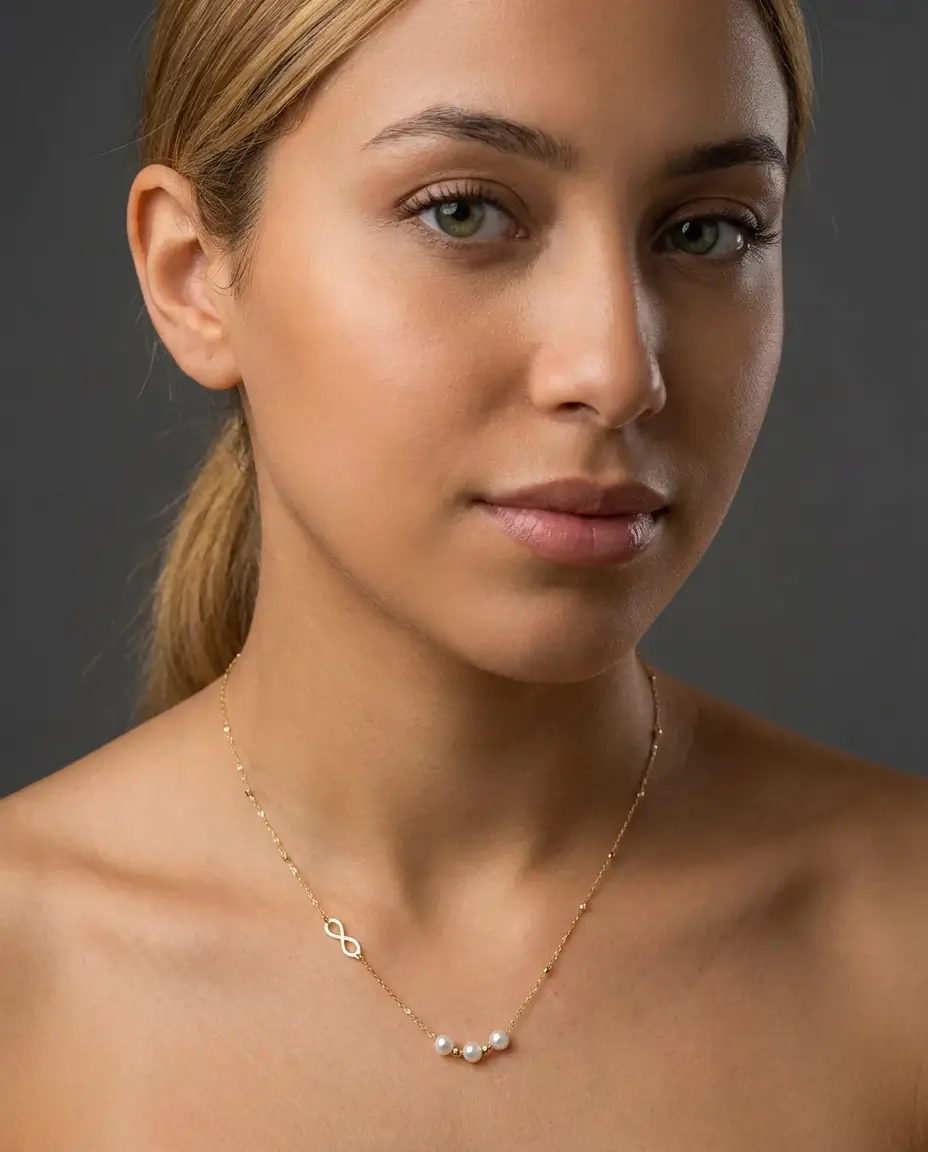 Collier en or 18k avec symbole infini et perles d'eau douce جوهر حر dans son écrin au Maroc.