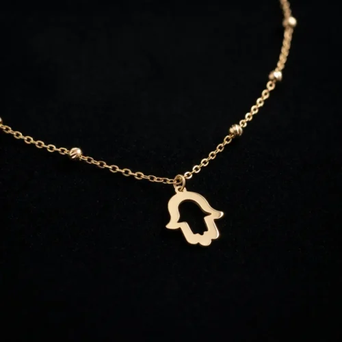 Collier en or massif 18k pendentif Khmissa main de Fatma avec chaîne perlée au Maroc.