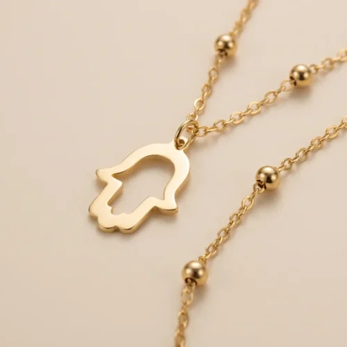 Collier en or massif 18k pendentif Khmissa main de Fatma avec chaîne perlée au Maroc.