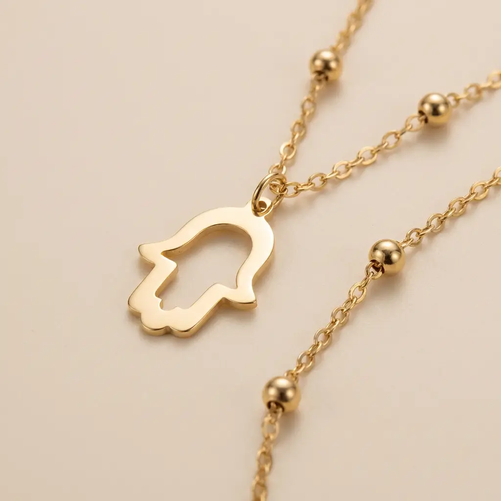 Collier en or massif 18k pendentif Khmissa main de Fatma avec chaîne perlée au Maroc.