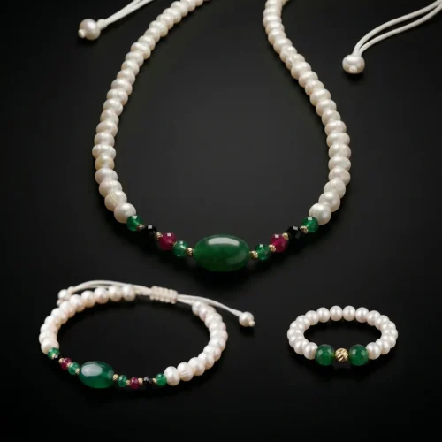 Ensemble collier et bracelet perles d'eau douce جوهر حر, pierre centrale verte, détails or 18k et bague offerte au Maroc.