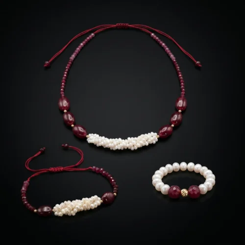 Ensemble collier et bracelet torsadé en perles d'eau douce جوهر حر, pierres rouges intenses, détails or 18k et bague offerte au Maroc.