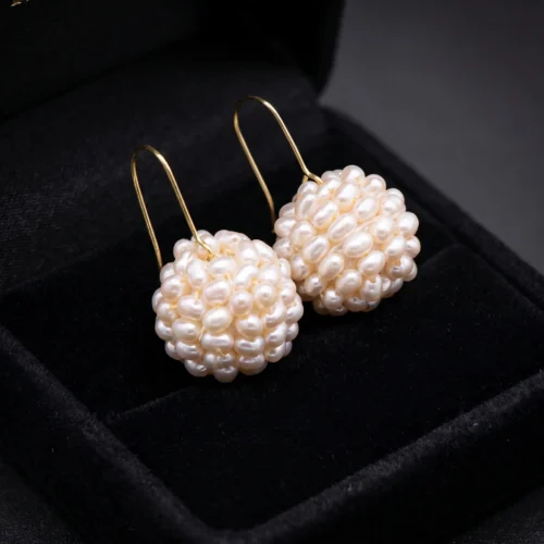 Boucles d'oreilles forme sphère en véritables perles d'eau douce et or 18K