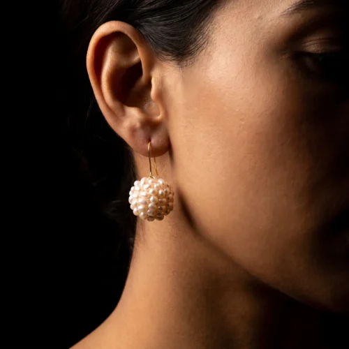 Boucles d'oreilles forme sphère en véritables perles d'eau douce et or 18K