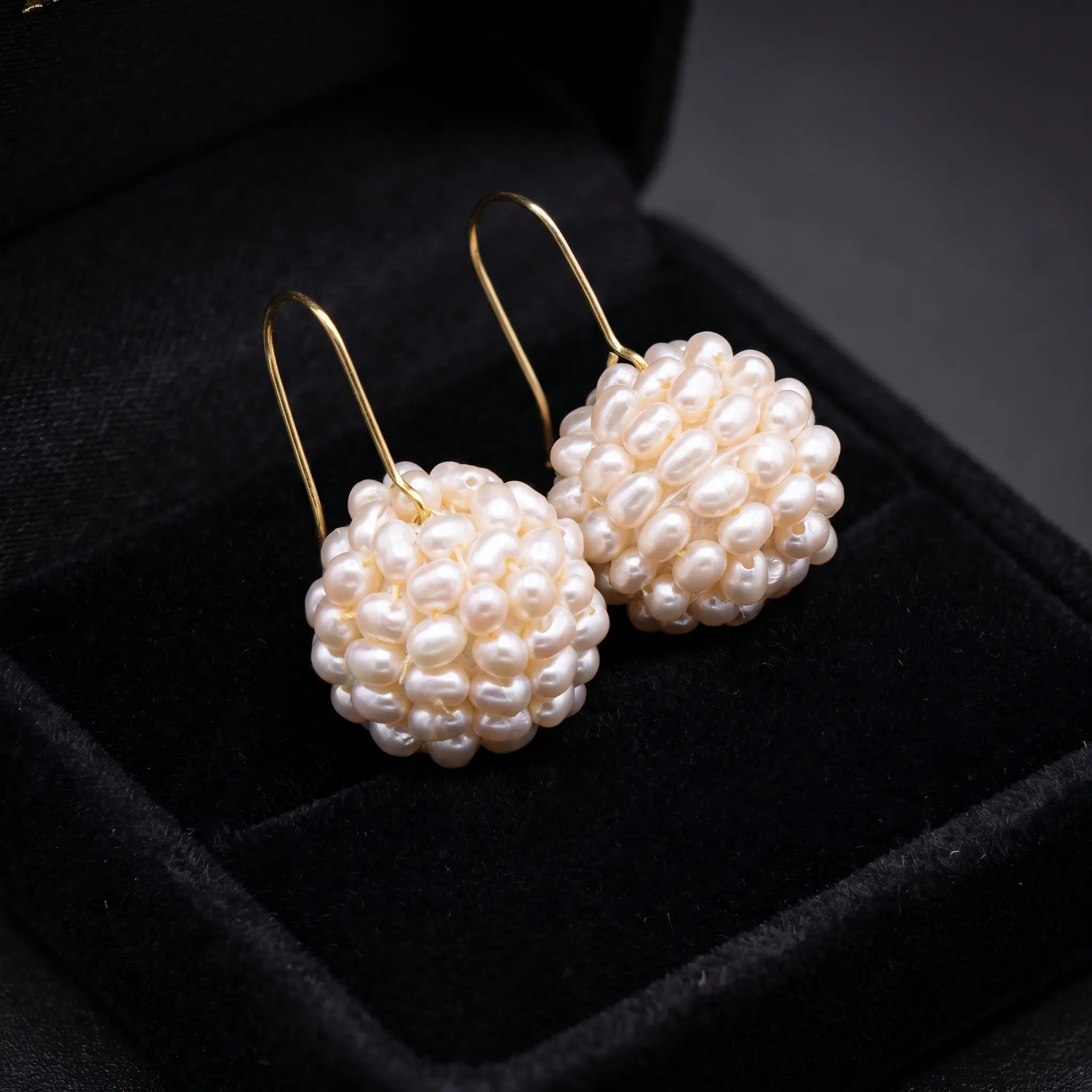 Boucles d'oreilles forme sphère en véritables perles d'eau douce et or 18K