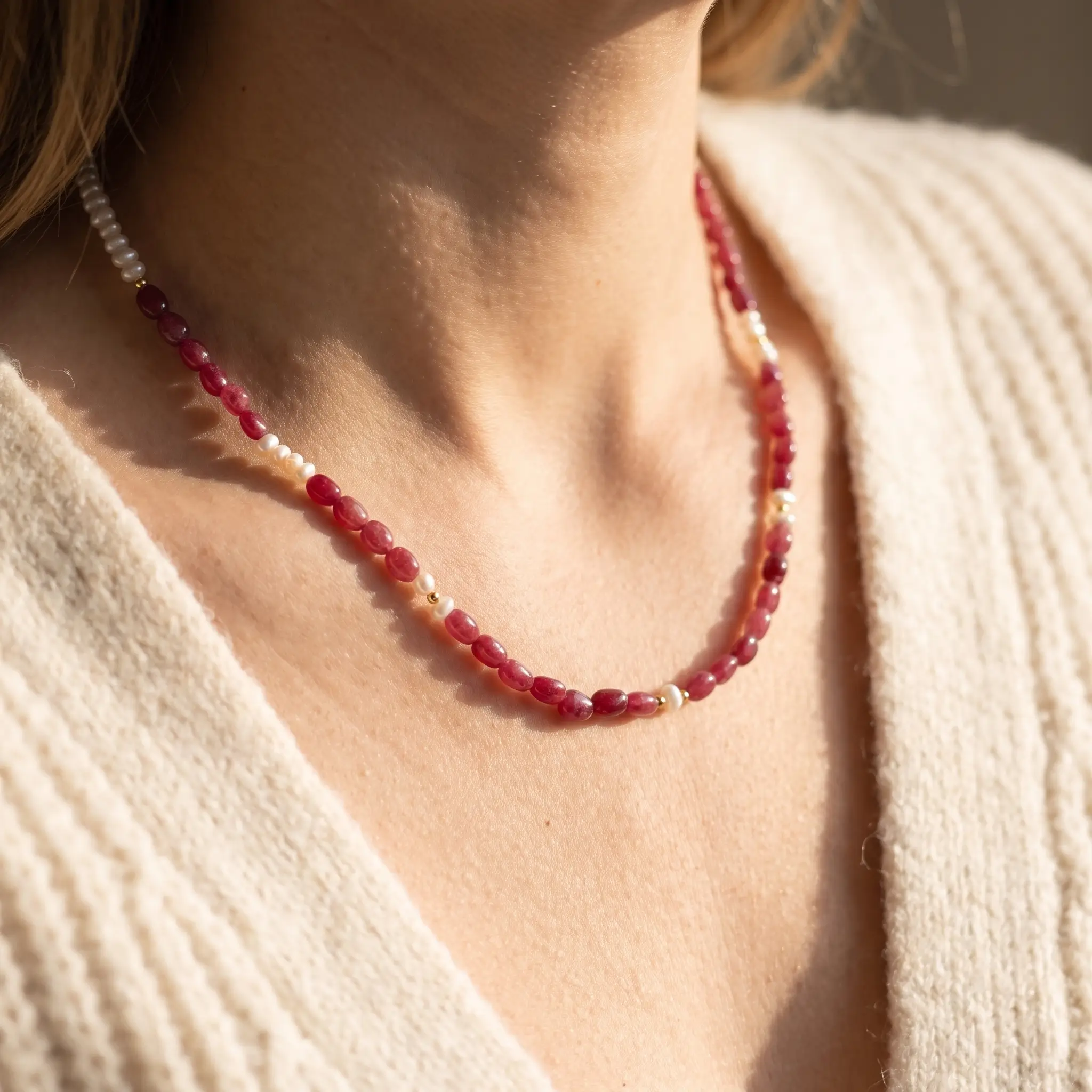 Collier asymétrique en or 18K avec pierre de tourmaline rouge et véritables perles d'eau douce