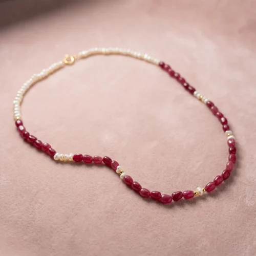 Collier asymétrique en or 18K avec pierre de tourmaline rouge et véritables perles d'eau douce